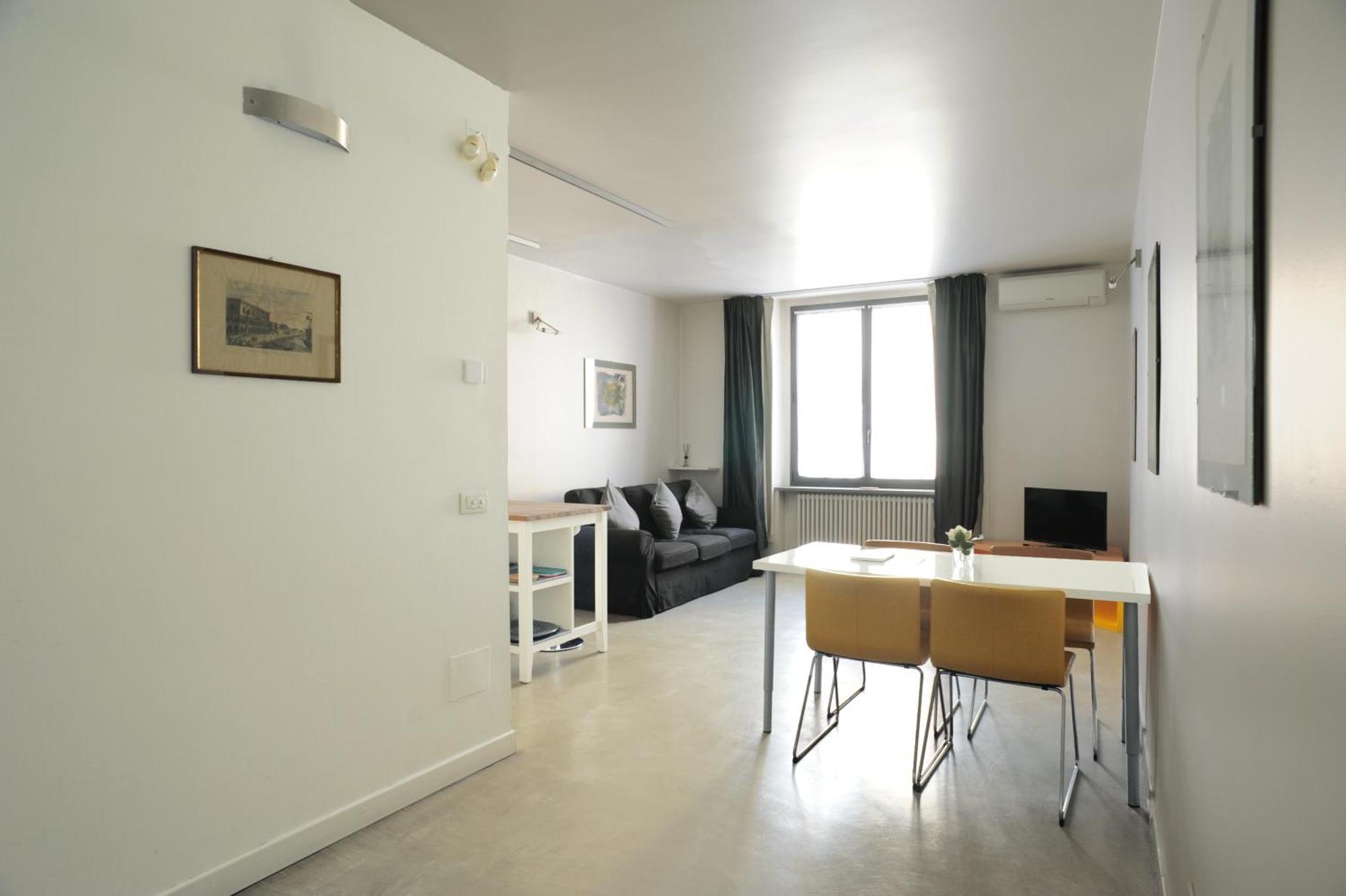 Sant Ambrogio Courtyard Room In Shared Flat ミラノ エクステリア 写真