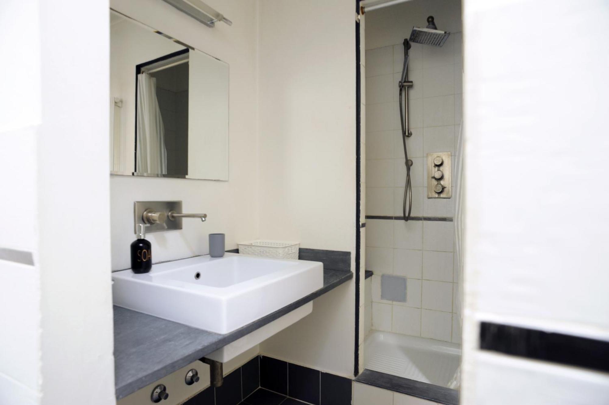 Sant Ambrogio Courtyard Room In Shared Flat ミラノ エクステリア 写真